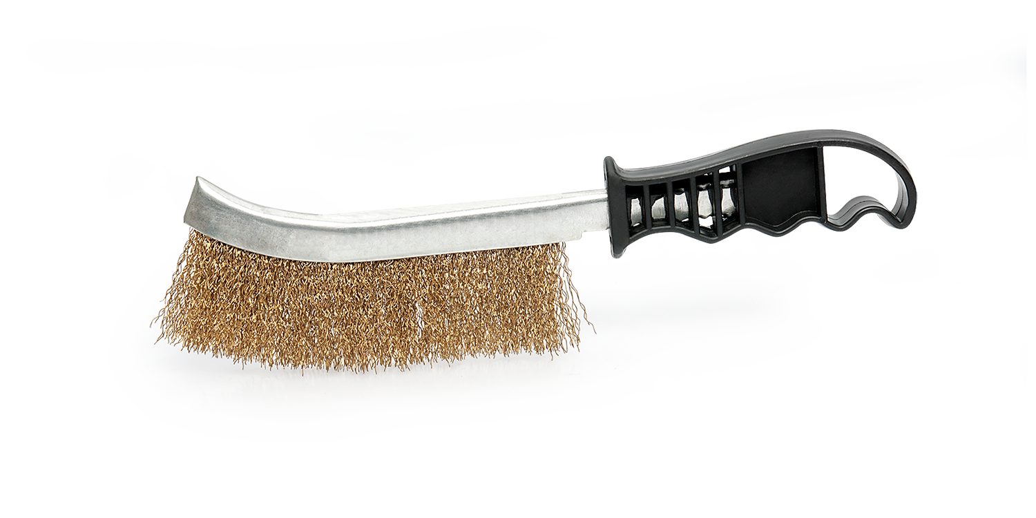 ESCOVA DE AÇO LATONADO COM CABO DE PLÁSTICO